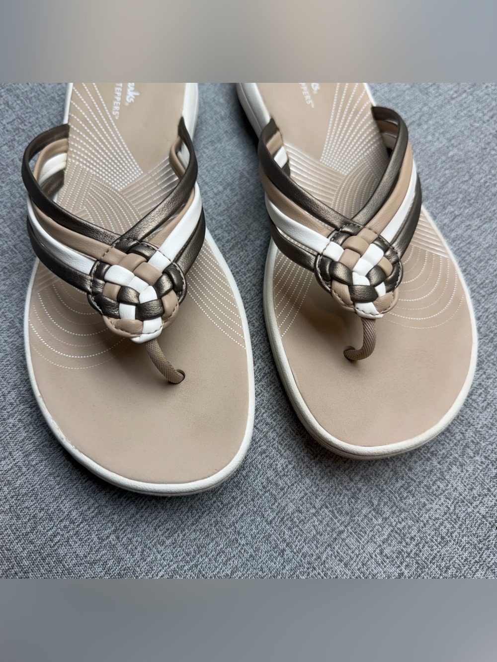 Clarks Cloudsteppers Breeze Coral Brown Metallic Combo Thong Sandals - Picture 3 of 7